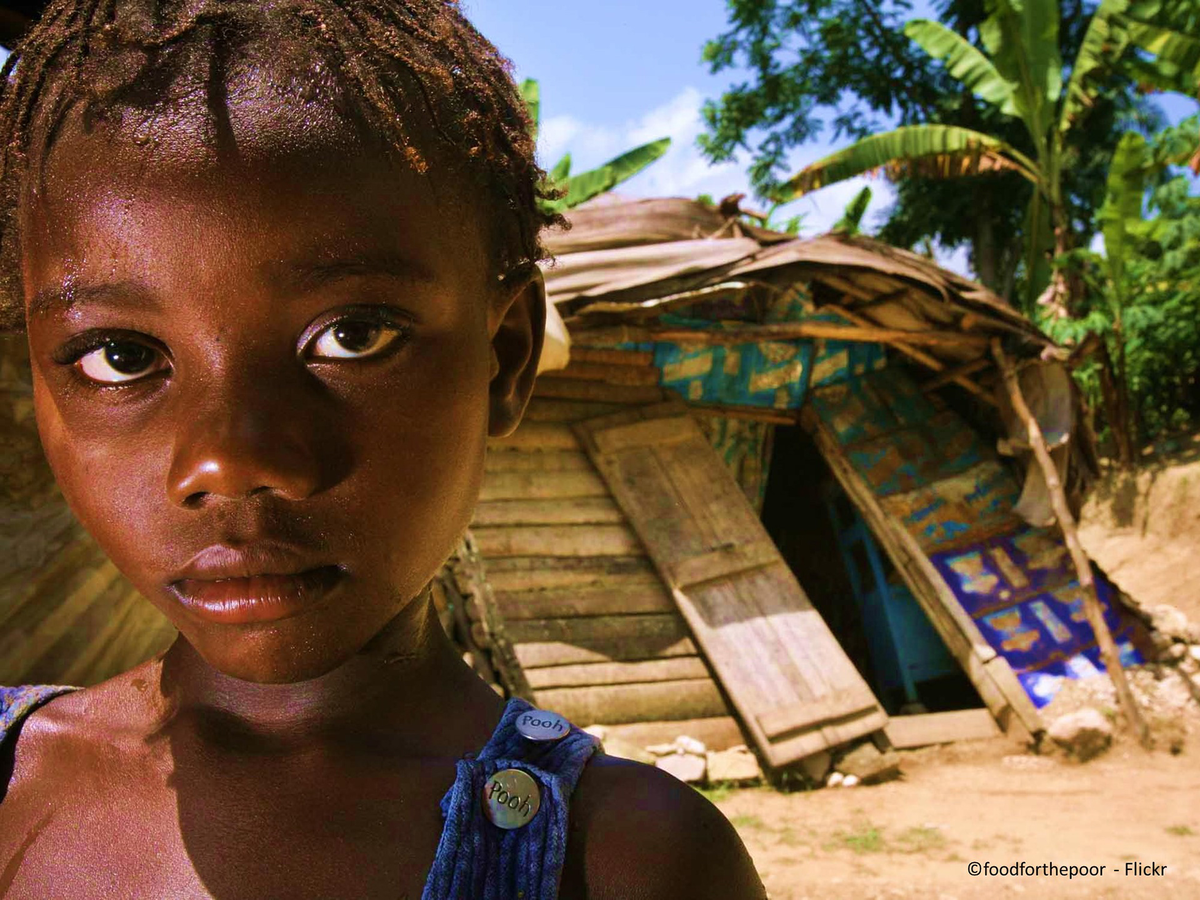 Гаитяне до сих пор живут после того землетрясения в шалашах