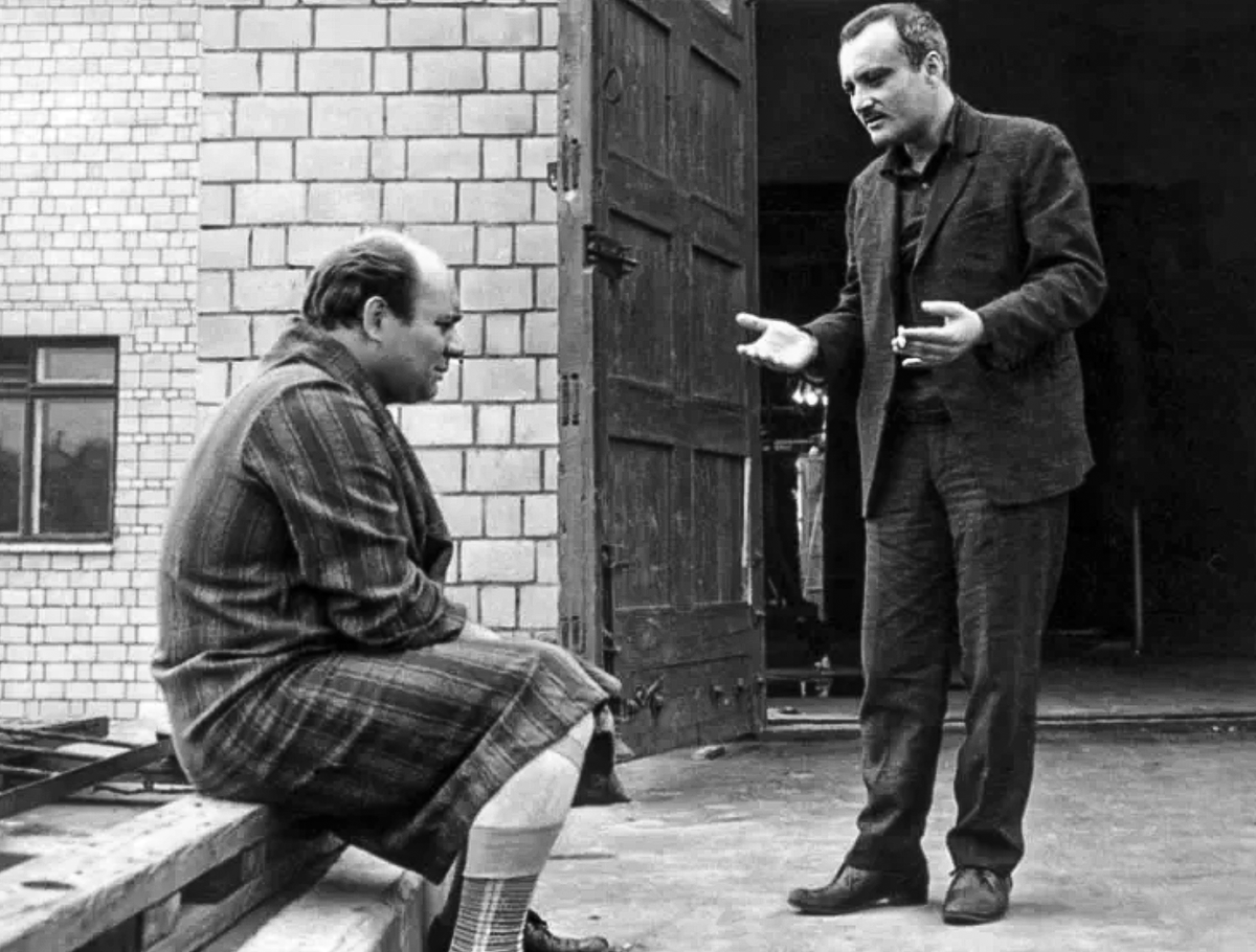 На площадке картины "Тридцать три", Евгений Леонов и Георгий Данелия