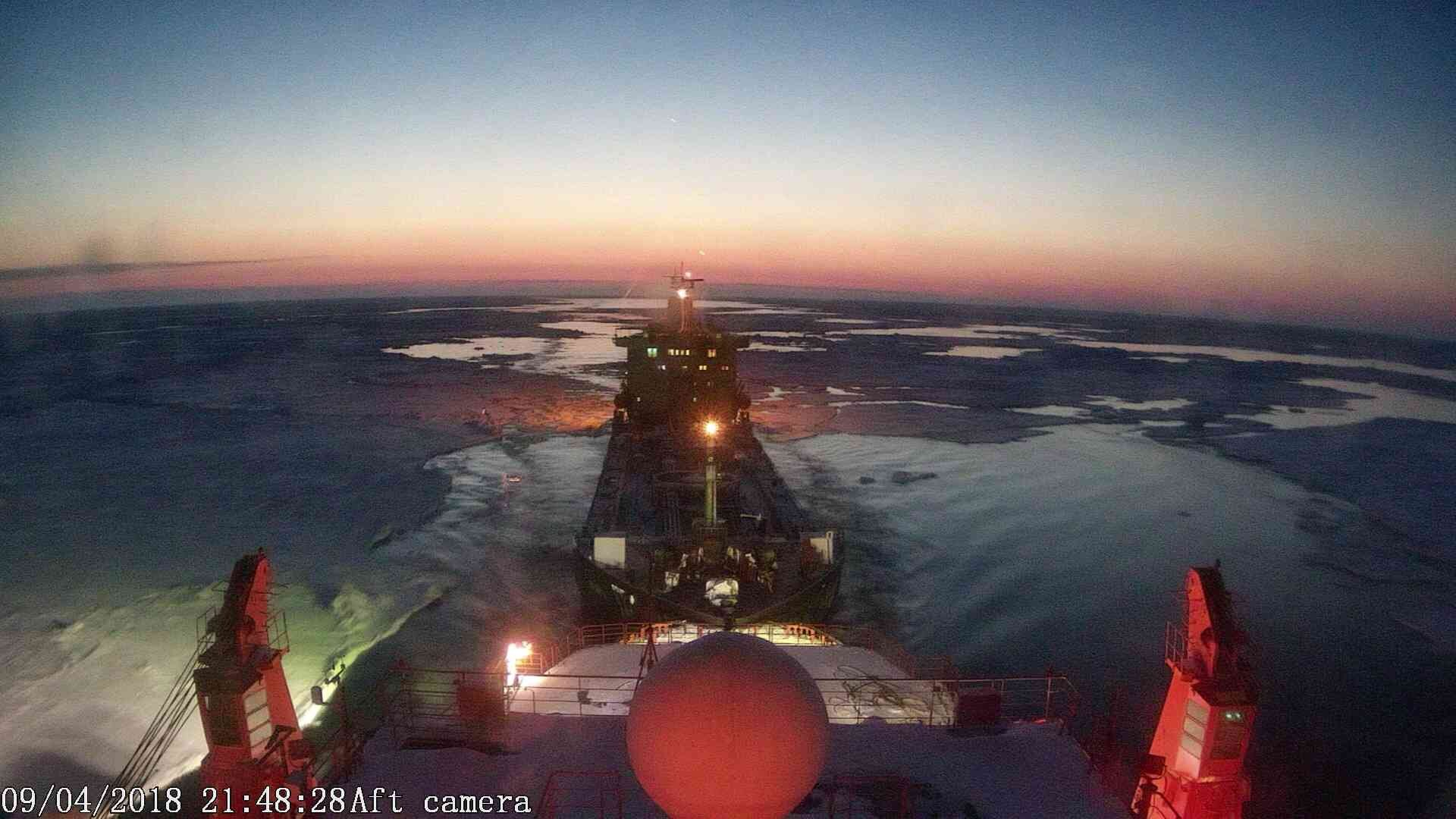 Буксировка судна ледоколом Фото: Дмитрий Викторович Лобусов, https://dmitry-v-ch-l.livejournal.com