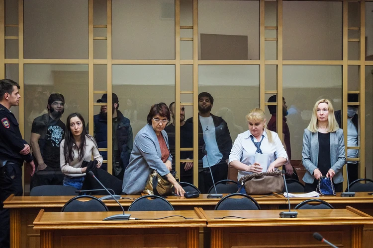 В конце заседания подсудимые разбушевались и начали кричать на журналистов.