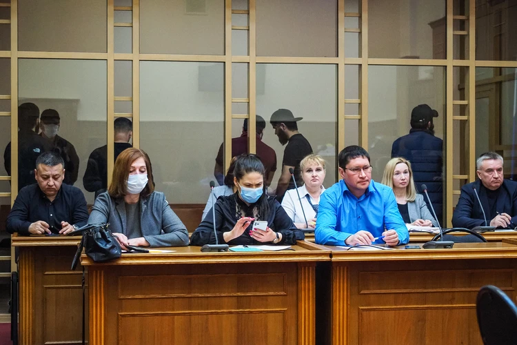 Они отворачивались от зала до замечания судьи.