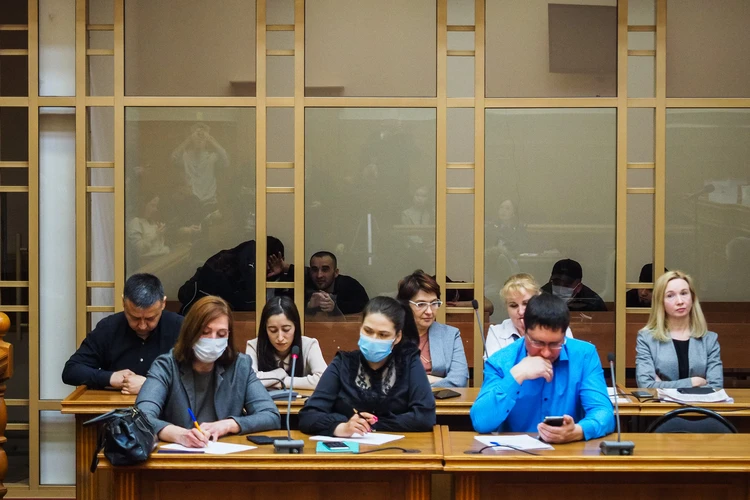 Временами подсудимые вспоминали про камеры и пытались закрыться.