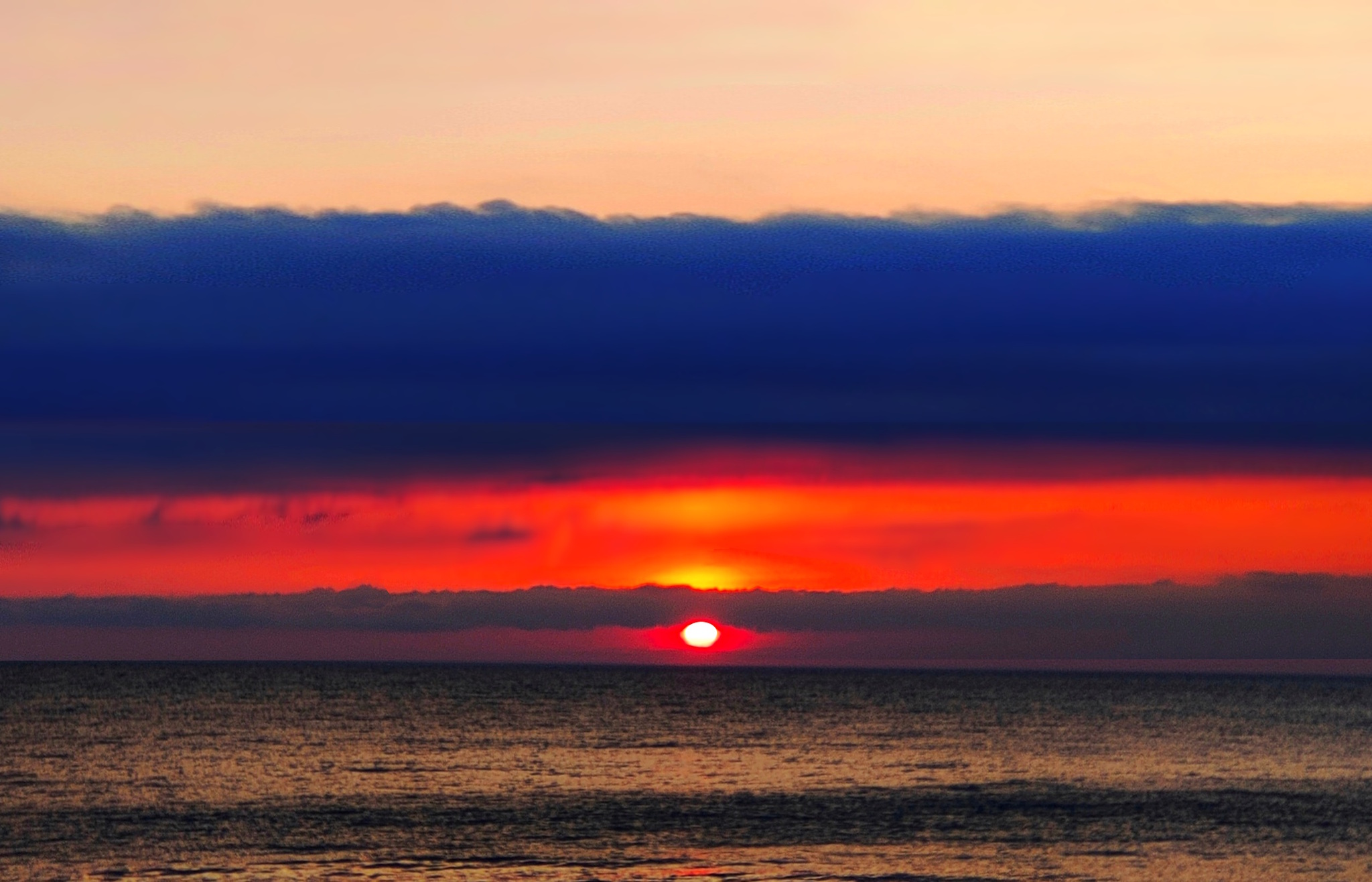 Закат в Краснодарском крае в цветах флага Российской Федерации