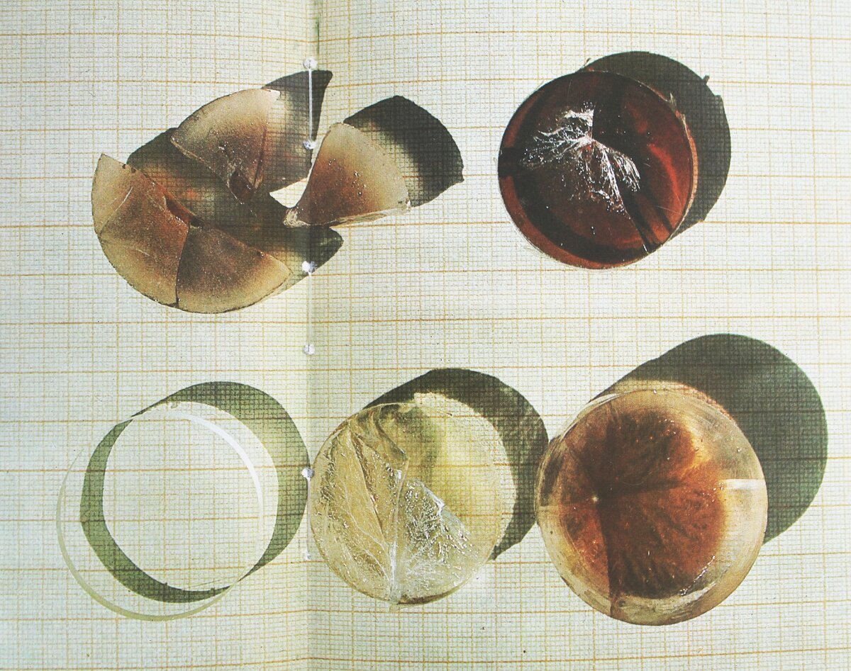 Вот что делает радиация с обычным стеклом. Слева внизу радиационно стойкое стекло - для сравнения