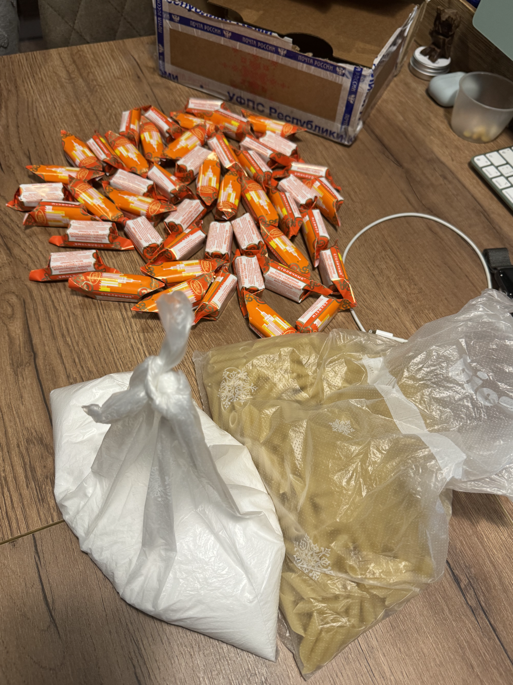 Так выглядит пара килограммов сырокопченой колбасы из оленины по версии Почты России