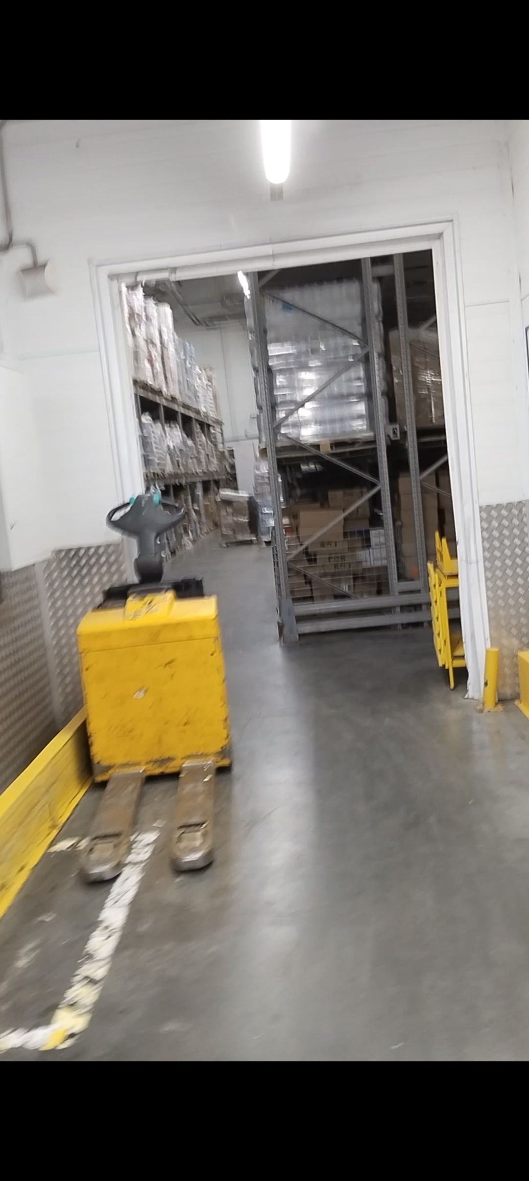 Вот что находится в секретном выходе из магазина-склады.