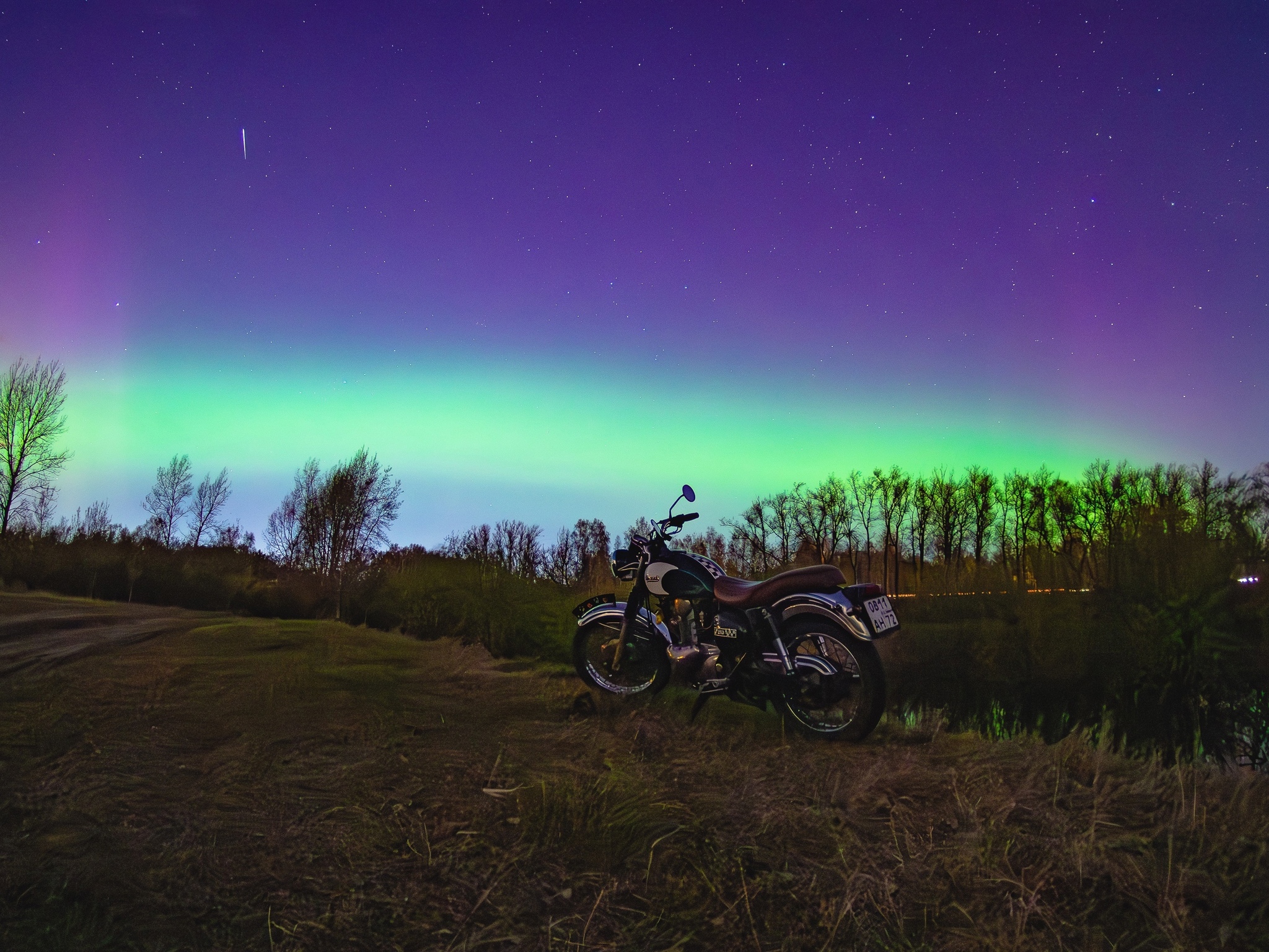 Кстати, на одном кадре попался метеорит