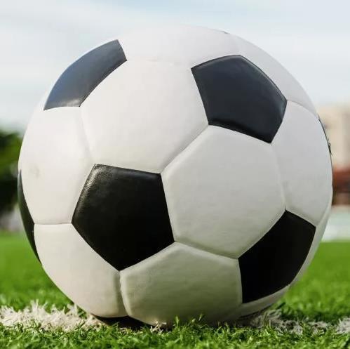 Обычный футбольный мяч.