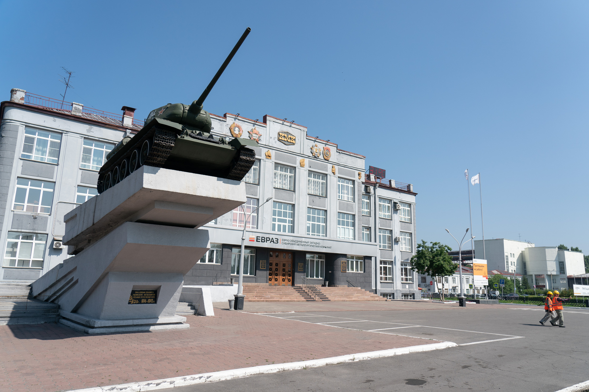 Административное здание, перед ним на постаменте танк Т-34, он всё еще на ходу