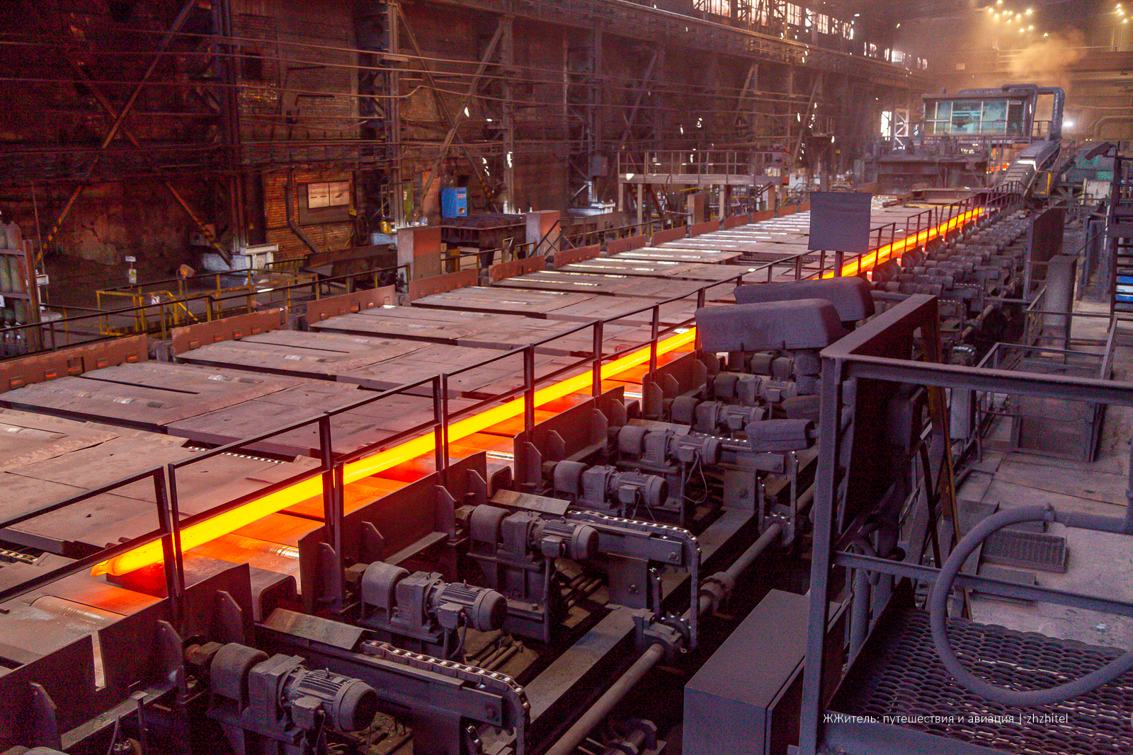 Через клеть ВД-1 заготовка проходит 7 раз, потом еще 3 раза через клеть ВД-2, и еще 3 раза через «Тандем»