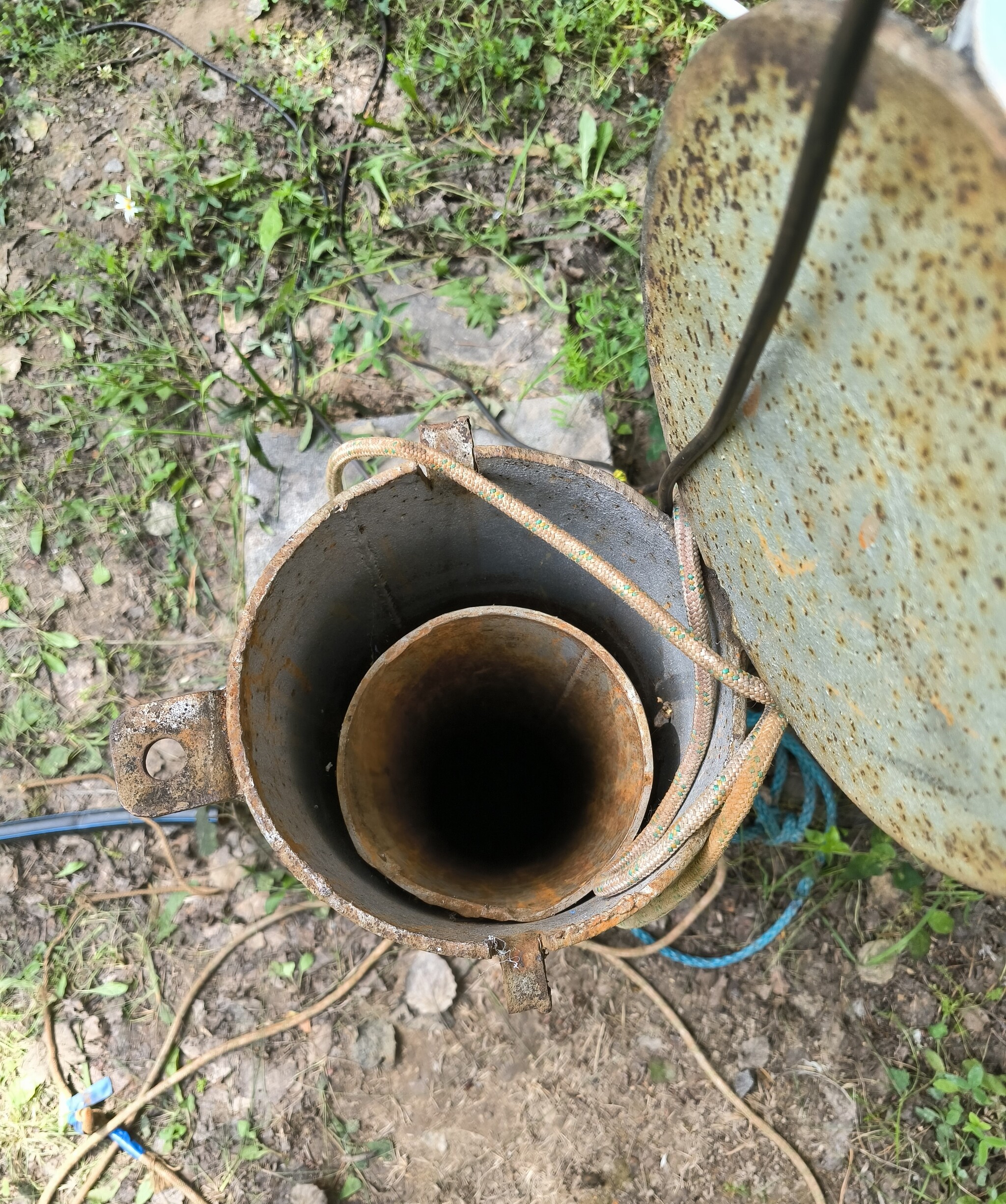 Вот где-то там, в глубине сидит насос