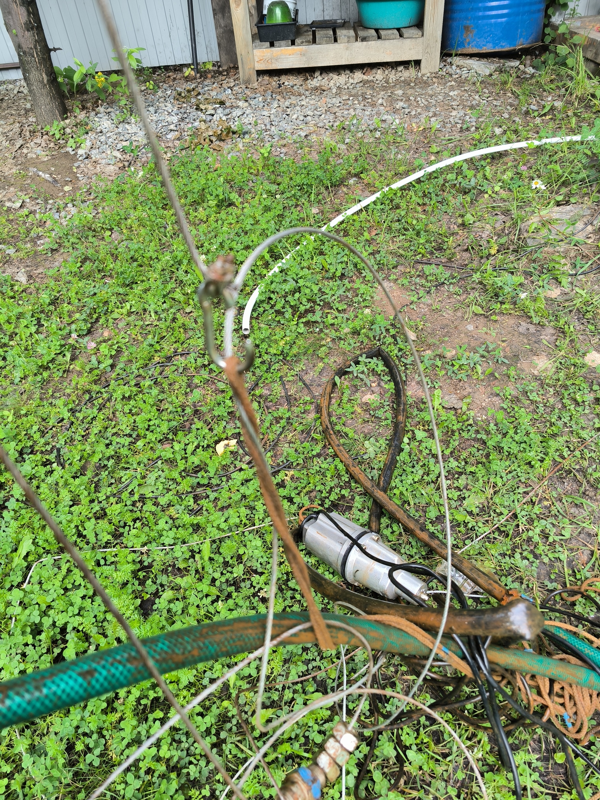 Как обычно бывает - зажевало шланг при подъеме и заклинило