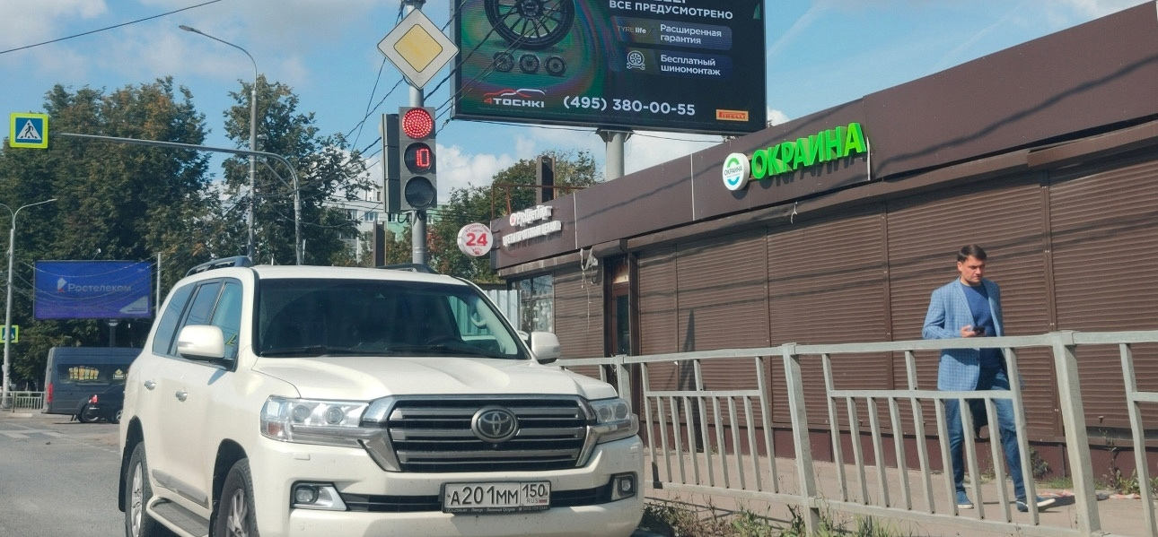 Сегодня на перекрёстке у автовокзала депутат Совета депутатов БГО Сергей Жулябин поставил свою машину на встречной полосе и перед светофором, а потом направился по своим делам. Так погрузился в проблемы избирателей, что забыл ПДД?