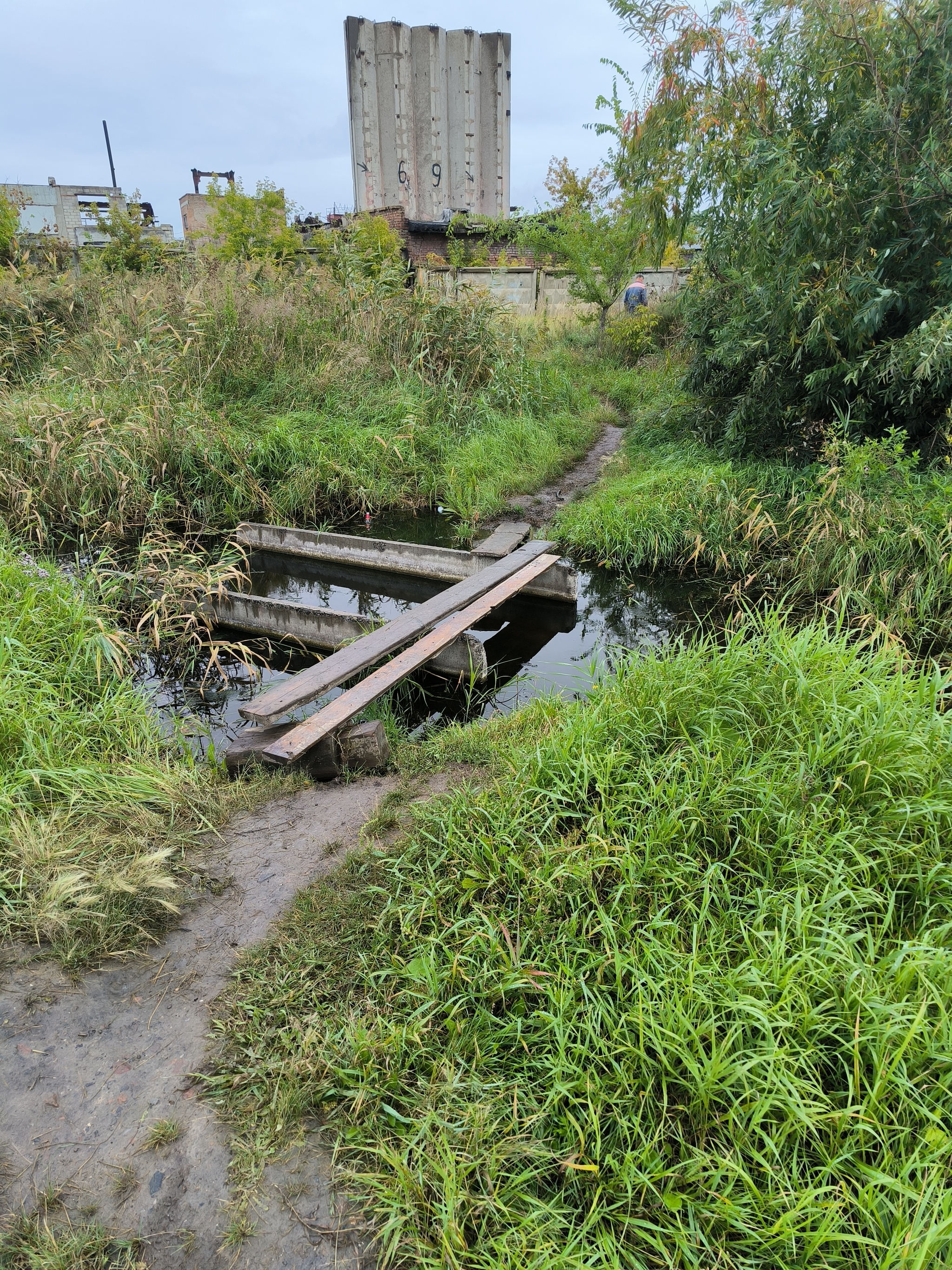 Визуально метра полтора глубина, вода чистая, доски мокрые и шатаются.