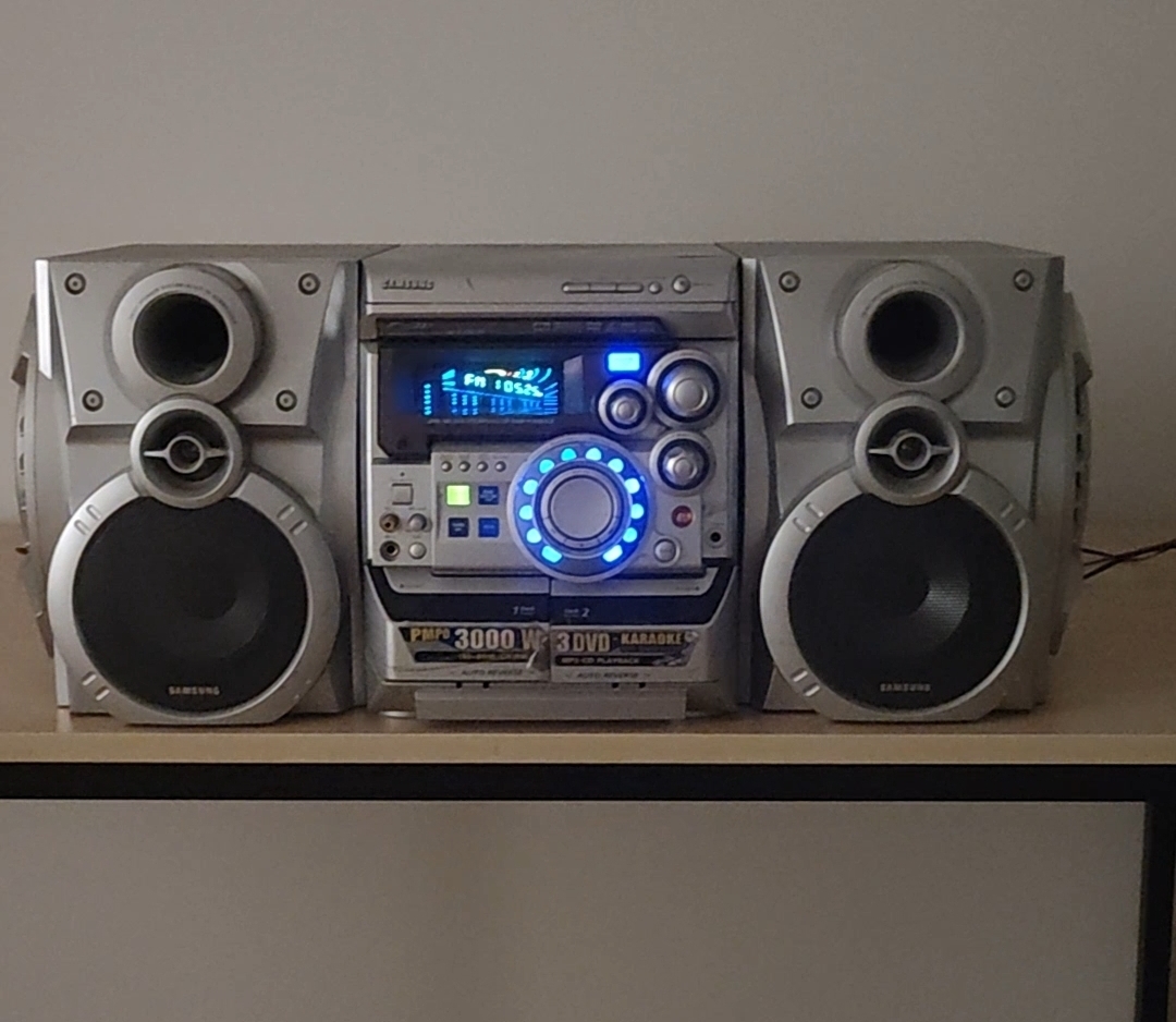 Примерно 2000-го года выпуска, будил меня каждый день в школу. 10 лет скитался со мной по съемным квартирам, теперь он дома :)