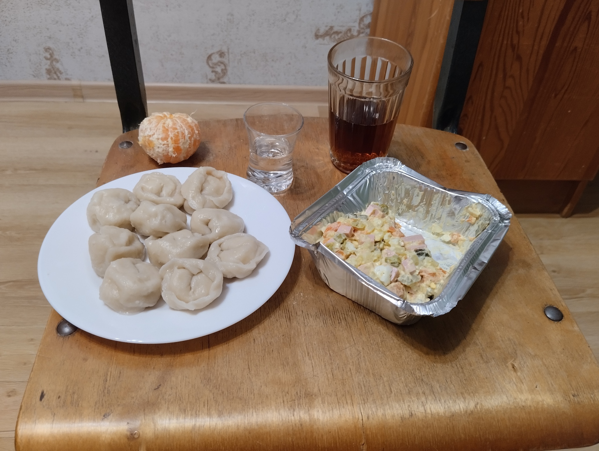 Пельмени самолепные, мандарин и выпить)