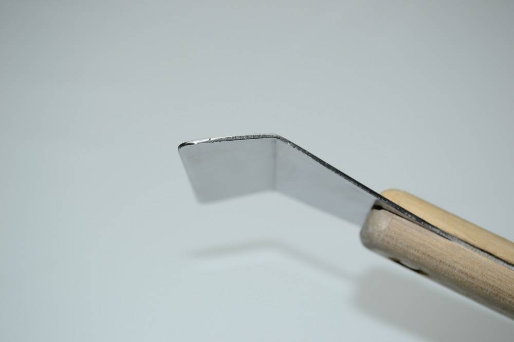 Это штатный, советую прикупить, у меня был плоский, тоже в принципе справился, но все же.