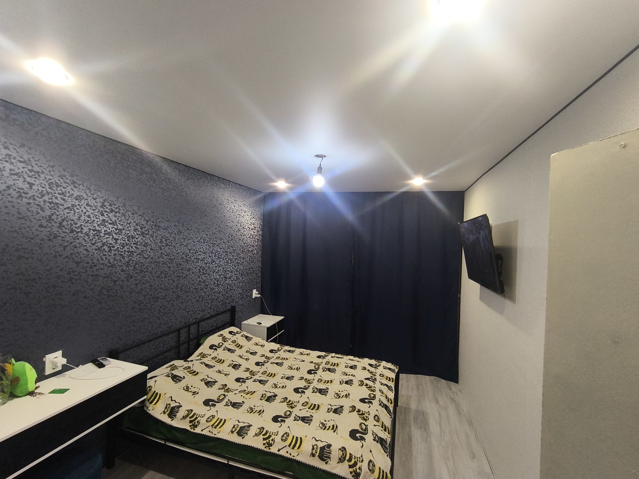 Ну и результат в спальне, лампа Ильича потому, что с женой месяц бились на булавах за люстру, но так и не выявили победителя, в итоге я слился и уехал дальше любить родину, оставив ей этот нелёгкий выбор (прошло 2 месяца, по данным разведки люстры нет)