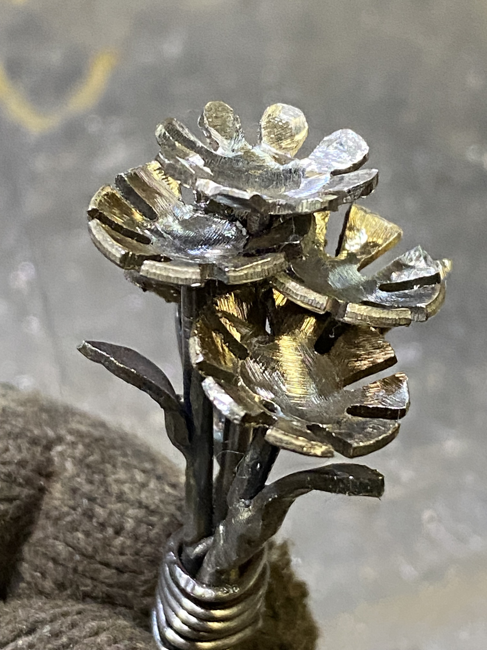 Ну и руки. Здесь должна звучать музыка из терминатора.