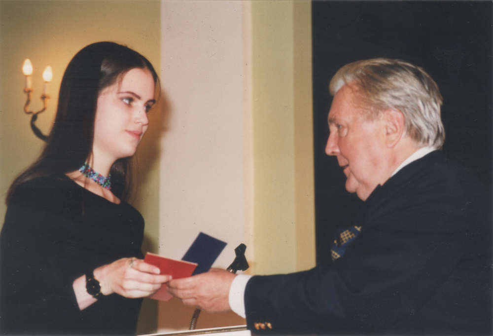 1998г., поступила в Российскую Академию Живописи Ваяния и Зодчества, Илья Сергеевич Глазунов вручает мне студенческий билет