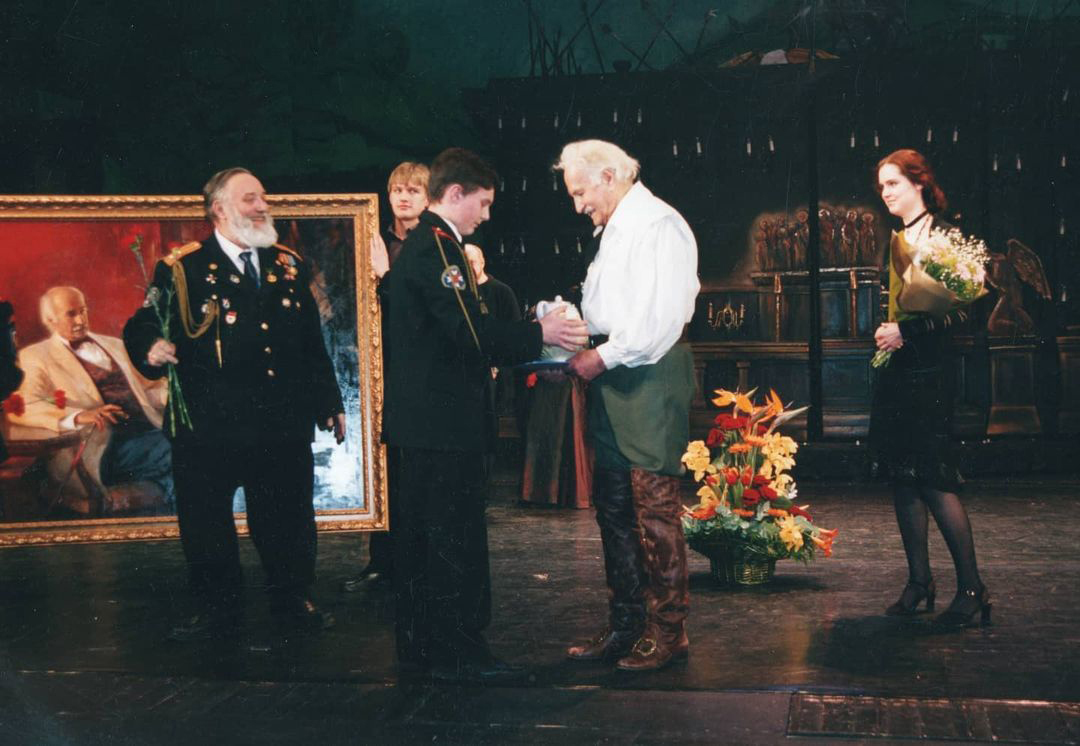 Девяностопятилетний юбилей Зельдина в Театре Российской Армии, после спектакля "Человек из Ламанчи" на сцену выносят его портрет.