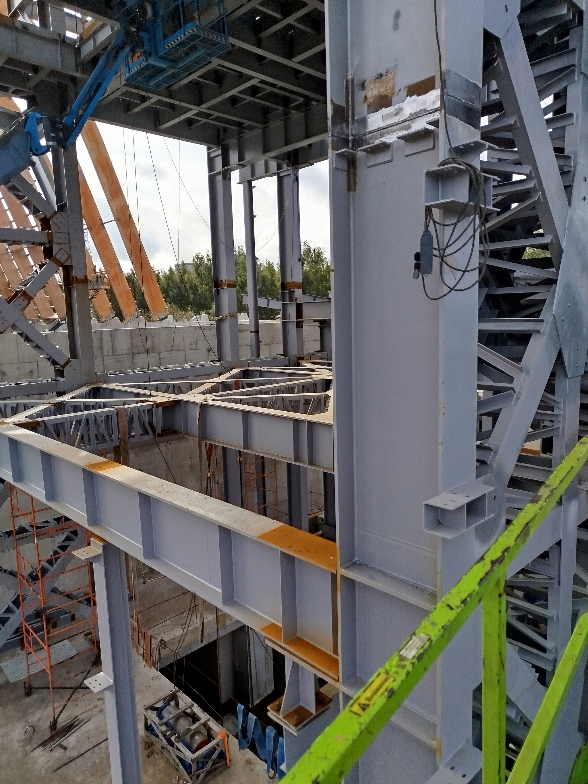 Как-то так, это я уже летом фоткала, когда привыкла и смогла взять телефон в руки. Шов там, где блестит.