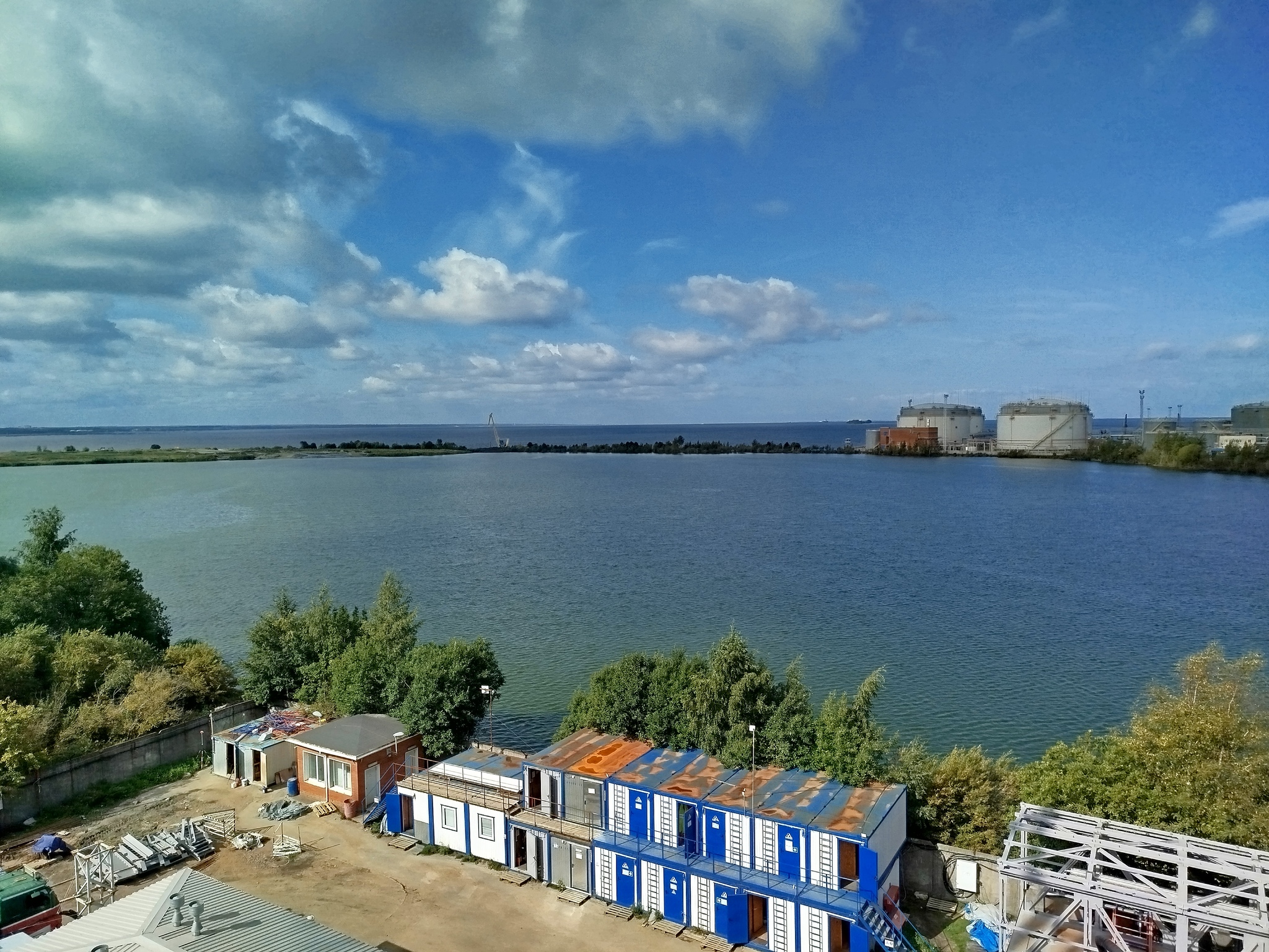 Красивое, когда уже привык и даже фоткать способен из люльки.