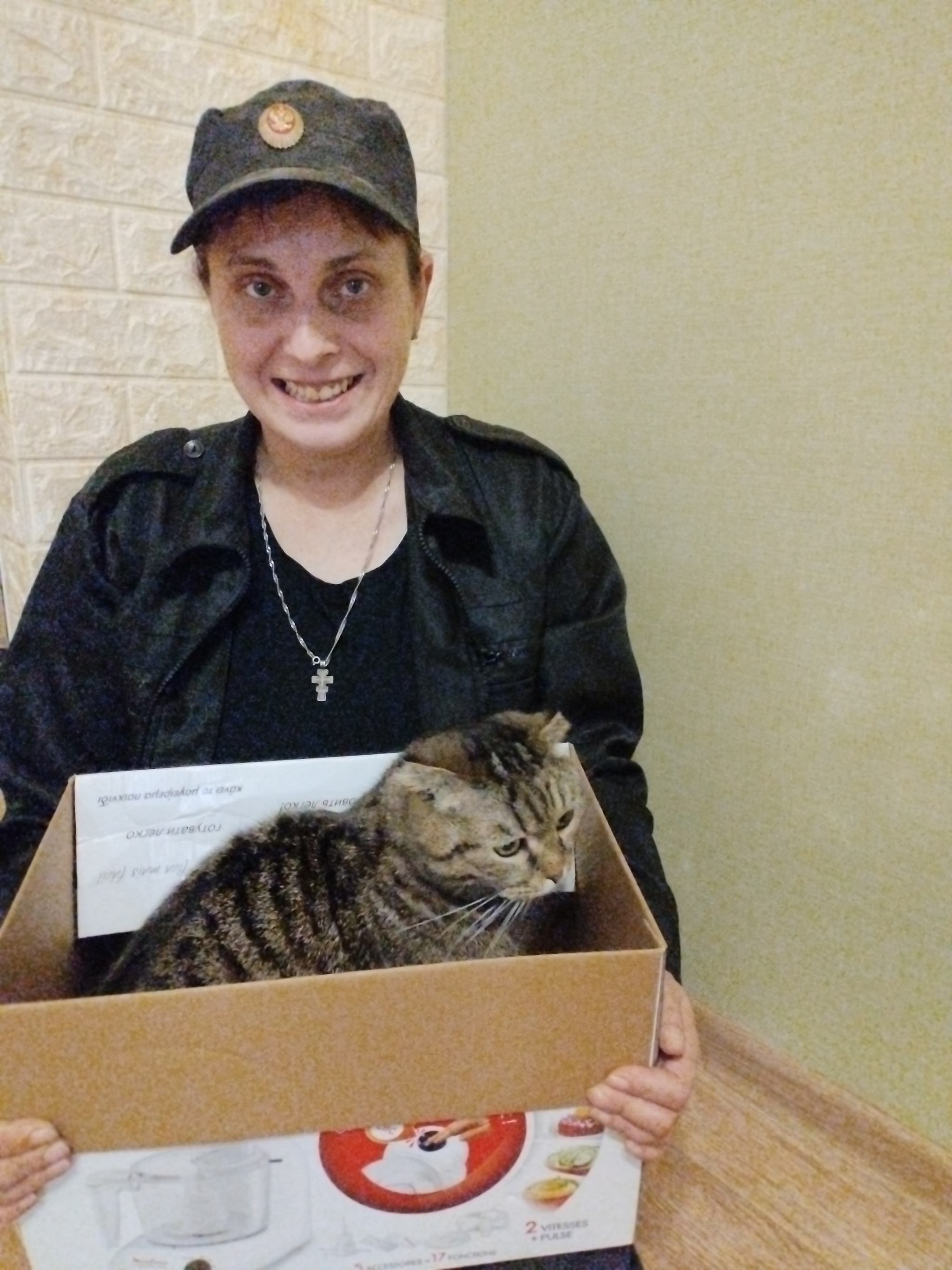 А вот коробку(от комбайна) для мово кота дали, чтобы сидел тама.