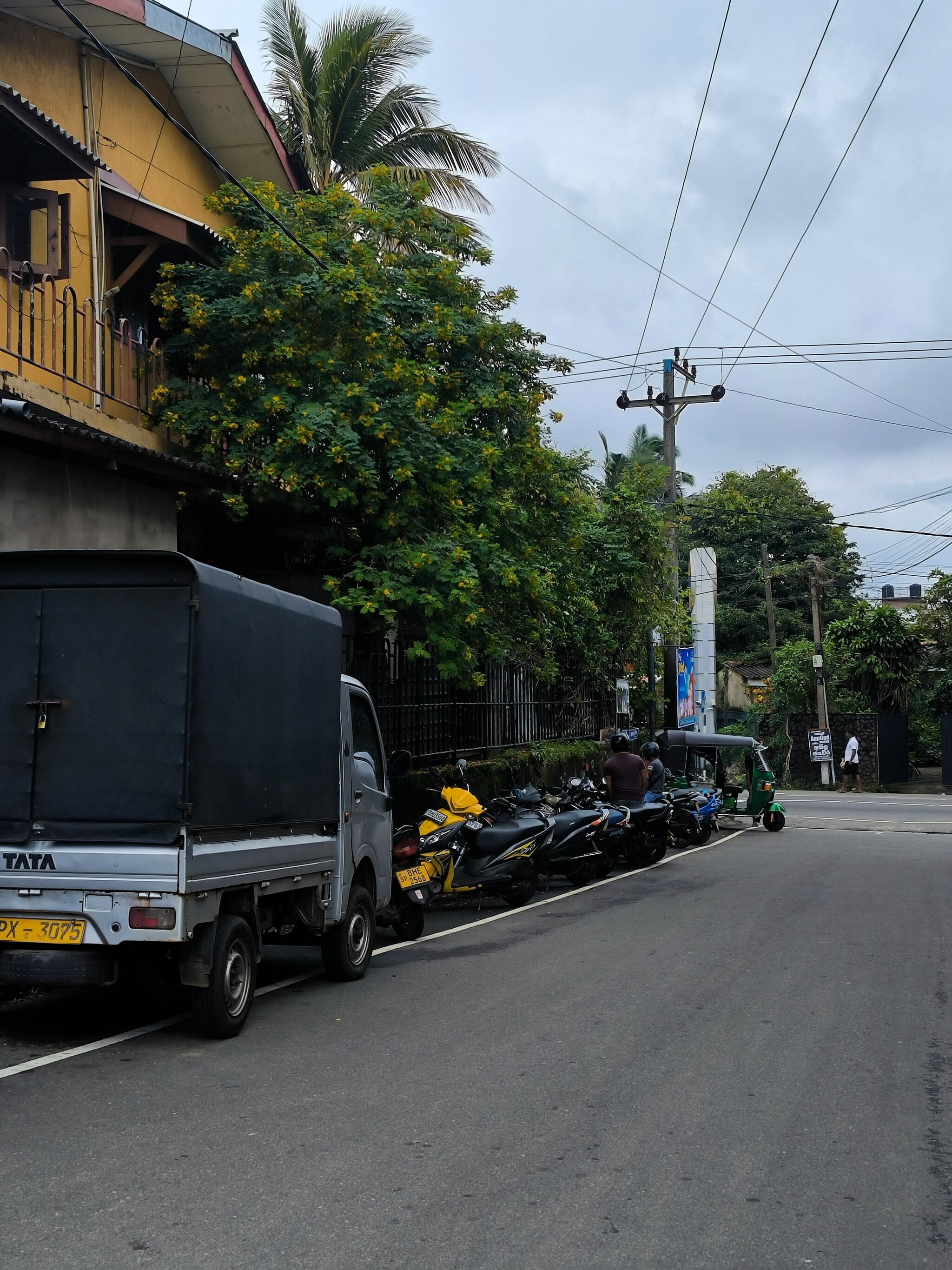 много зелени, растут фрукты, можно подойти и сорвать, люди улыбчивые, здороваются, пока не пристают