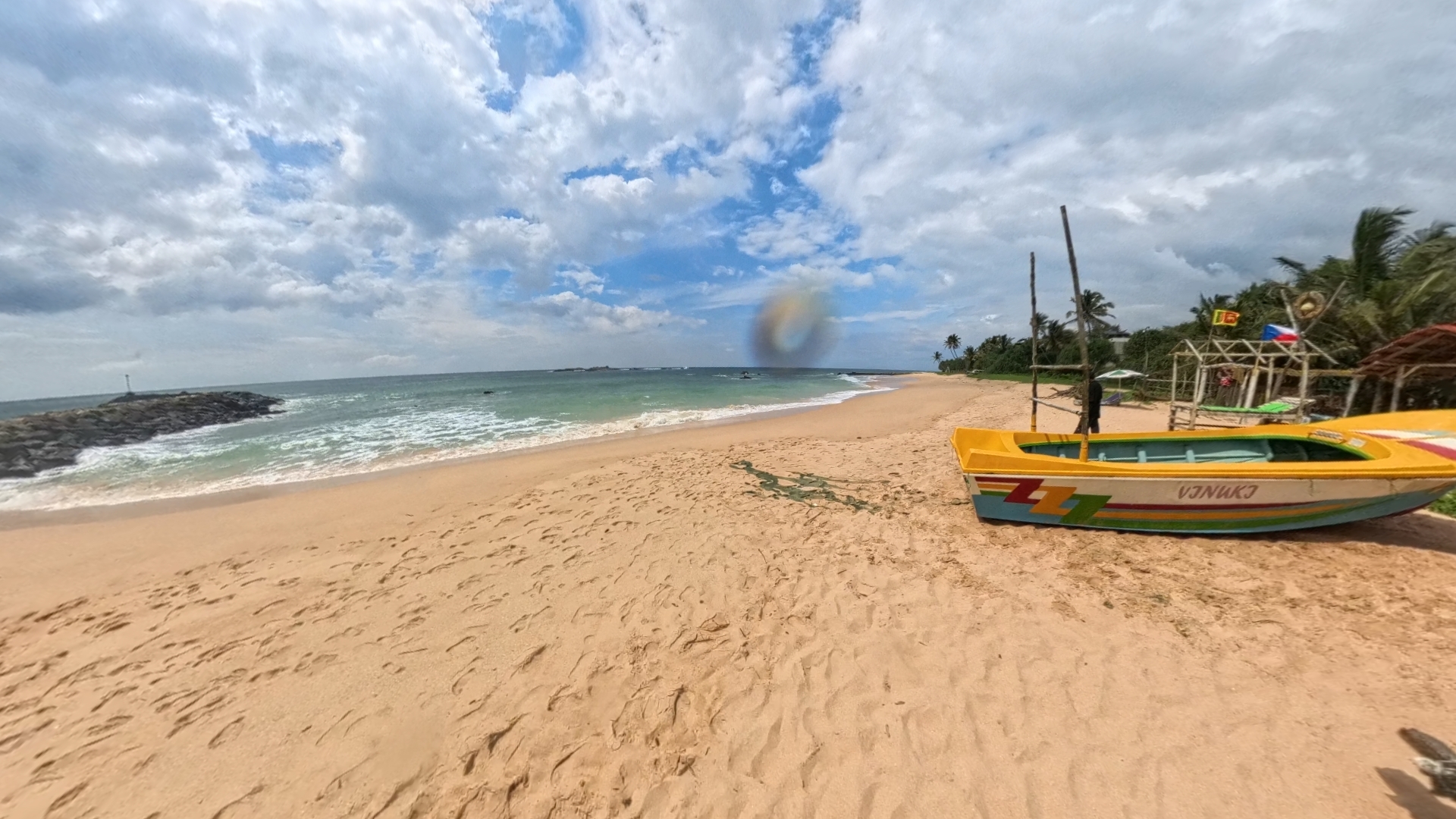 пляжи песочные, песок мельчайший, ноль камушков, только специально отсыпанные волнорезы (слева) и рифы, о которых я ещё расскажу, если тапками не закидают, конечно