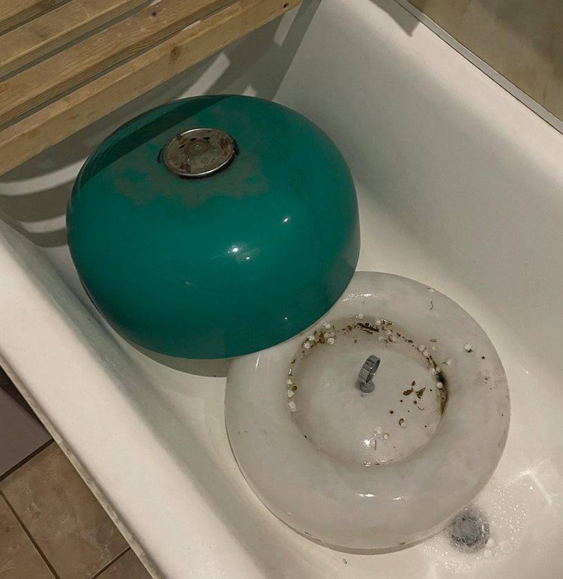 Сложно сказать сколько зим провели они на улице, при этом вид у них был достойный.