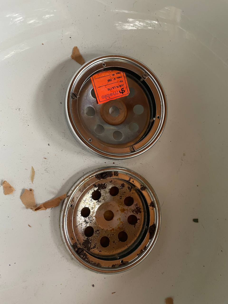 Сверху — приобретенная, снизу зимовавшая на улице. Наклейка — отдельный бонус )