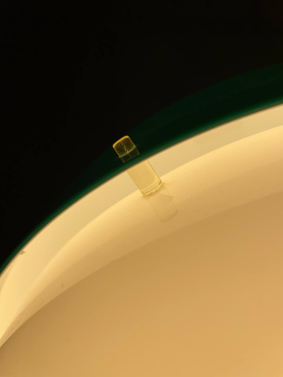 Всего в лампе их 4, утеряны были две