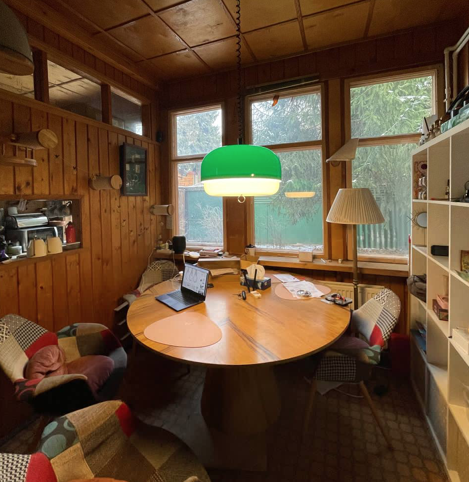 Можно поднять ее под потолок, можно за кольцо опустить вниз