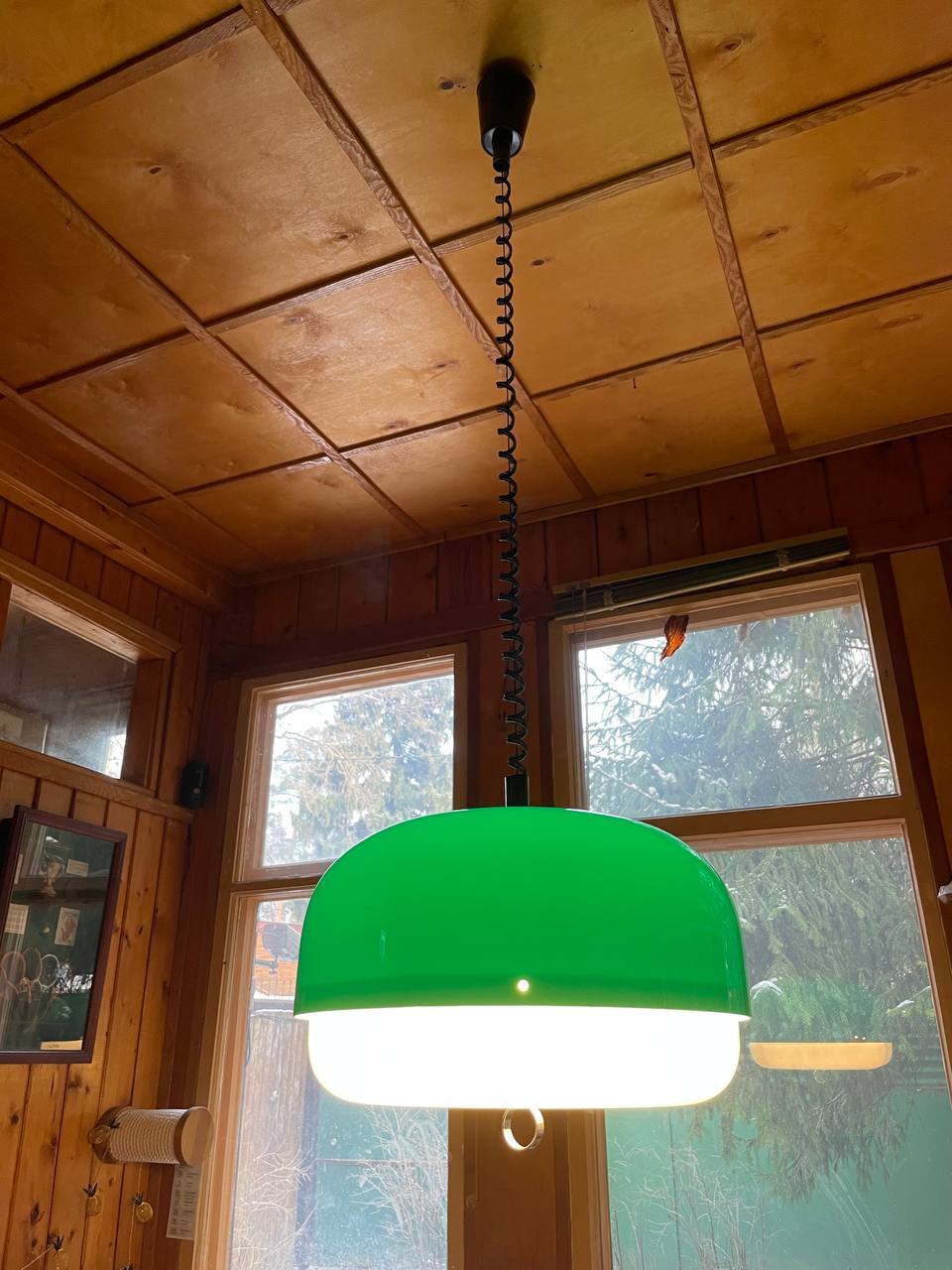 Светит мягким молочным светом, фото не передает этого теплого матового сияния, к сожалению