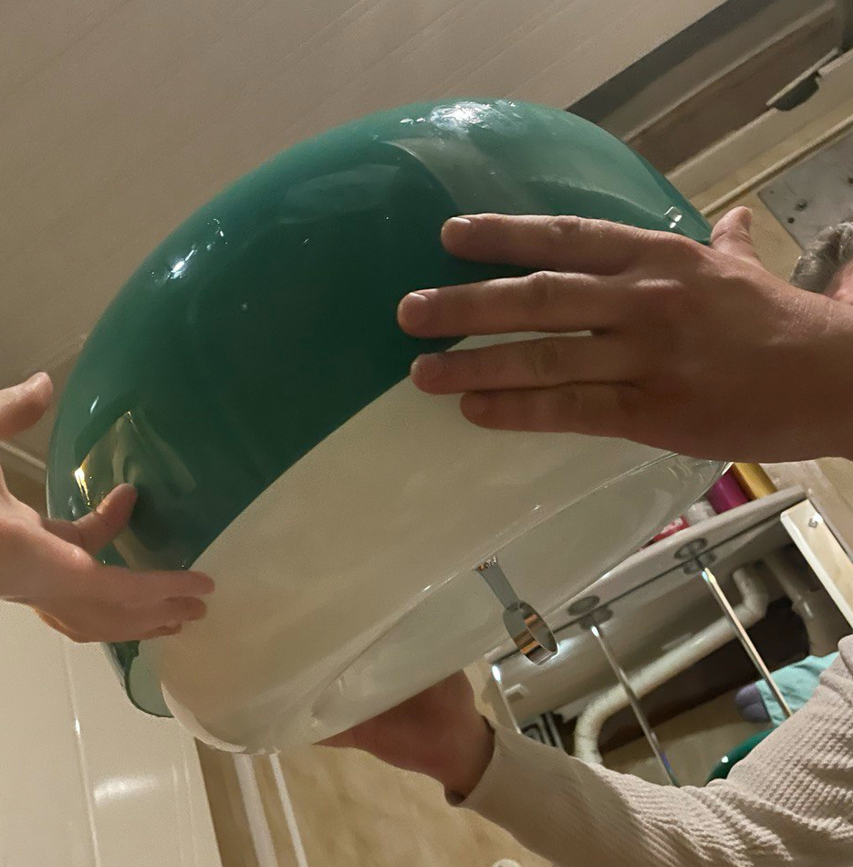 Ну, правда, как это можно выбросить? Пусть лежат — решили мы.