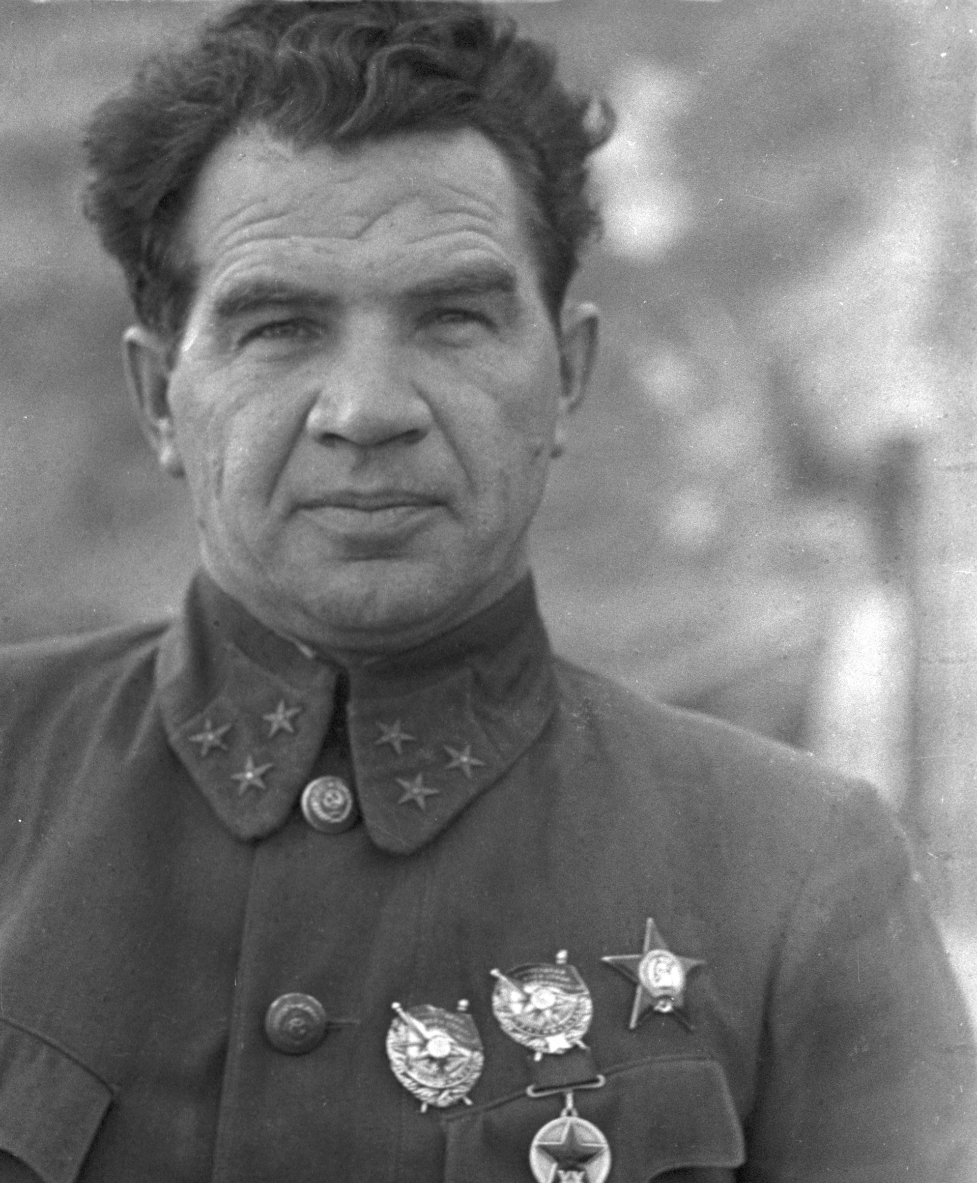 Командующий 62-й армией генерал-лейтенант В.И. Чуйков во время боев за Сталинград Фото - Георгий Зельма, 1942