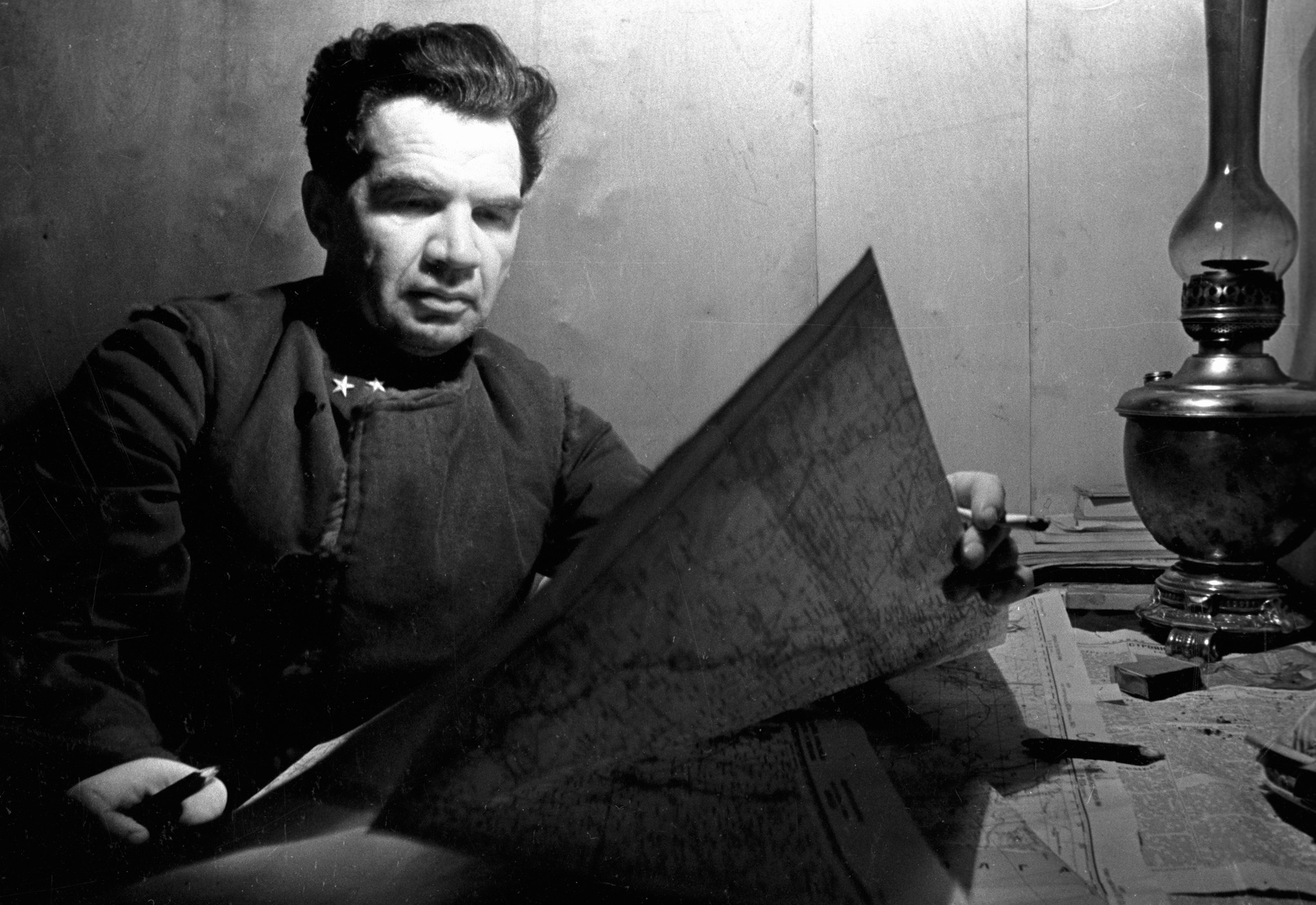 Командующий 62-й армией генерал-лейтенант Василий Иванович Чуйков у карты на командном пункте в Сталинграде. Фото - Георгий Зельма, 10.11.1942