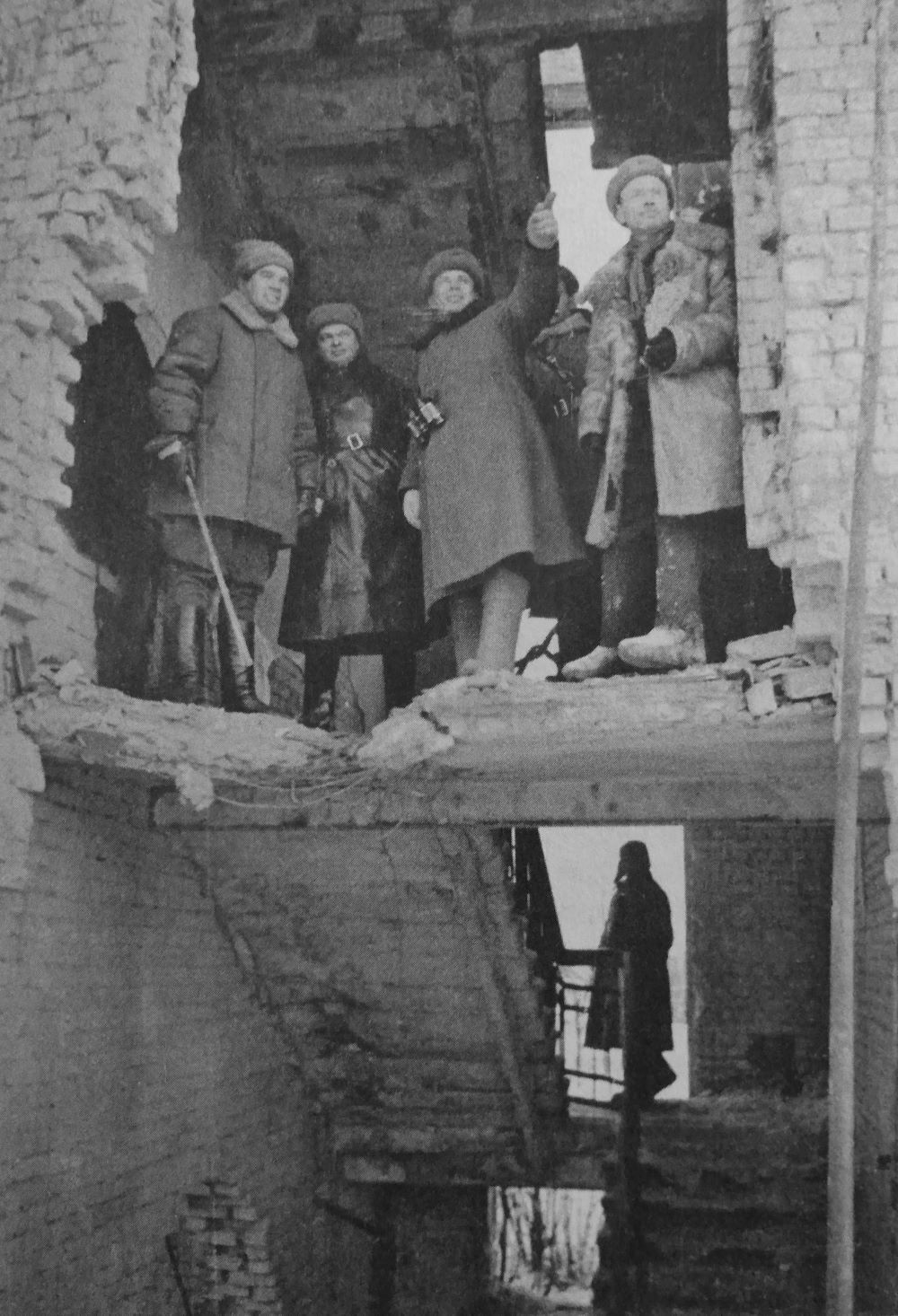 Командарм-62 генерал-лейтенант Василий Иванович Чуйков (слева) и его подчиненные в разрушенном здании в Сталинграде. В центре стоит командир 284-й стрелковой дивизии полковник Николай Филлипович Батюк. 01.01.1943