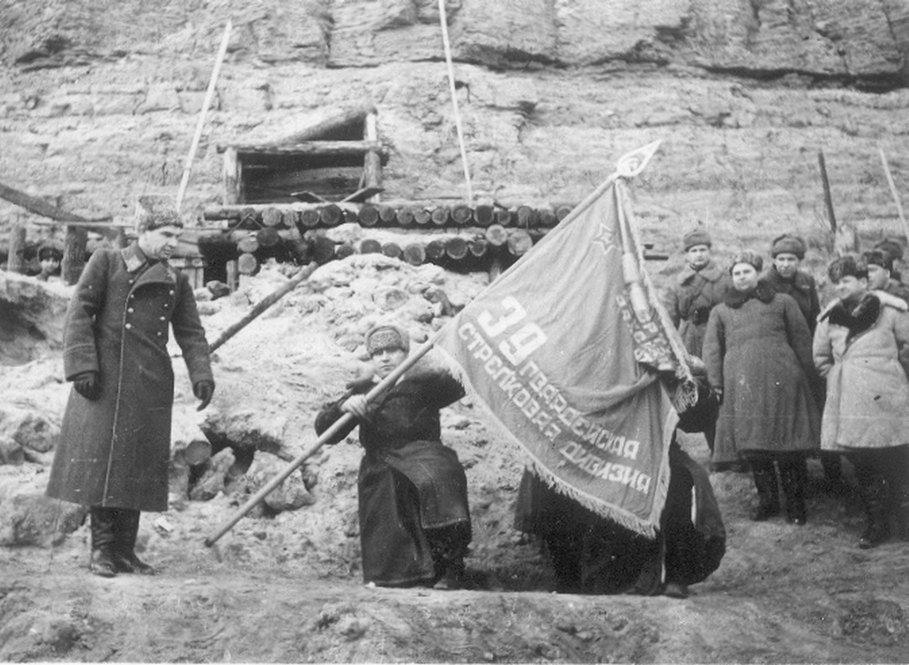 Вручение гвардейского Знамя 39-й гвардейской стрелковой дивизии ( входила в состав 62-й армии) на берегу Волги, позади завода Красный Октябрь. Слева - командующий 62-й армией генерал-лейтенант В.И. Чуйков, 3 января 1943 года