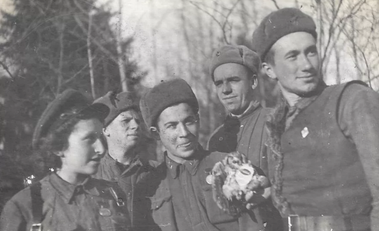 Алексей Смирнов с однополчанами