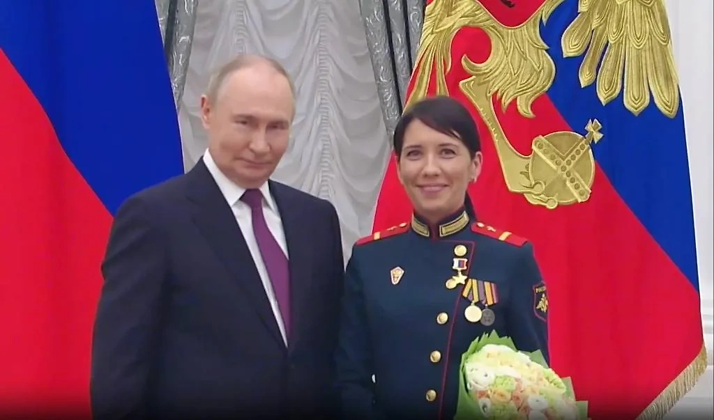 Президент РФ Владимир Владимирович Путин и Герой Российской Федерации, ефрейтор Людмила Болилая