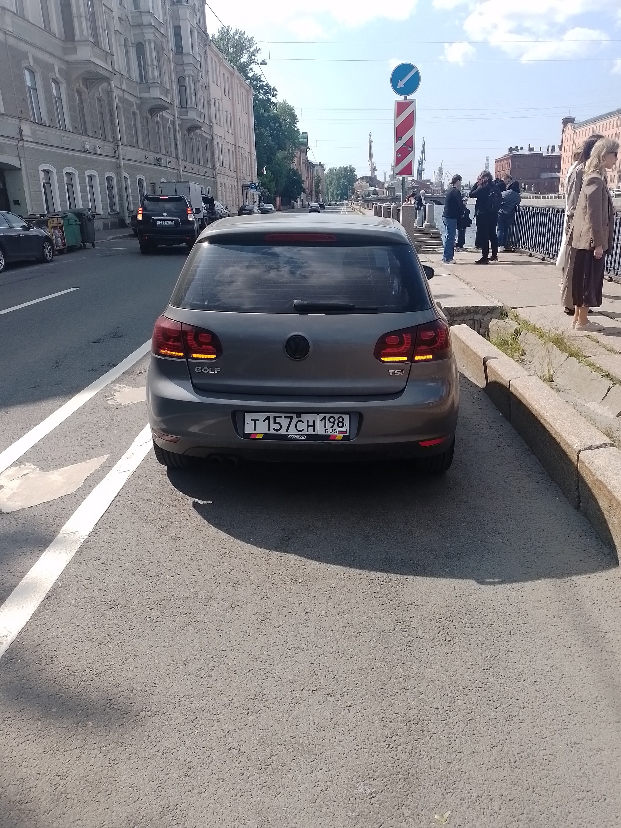 Хоть аварийка и работает, но останавливаться здесь всеравно нельзя