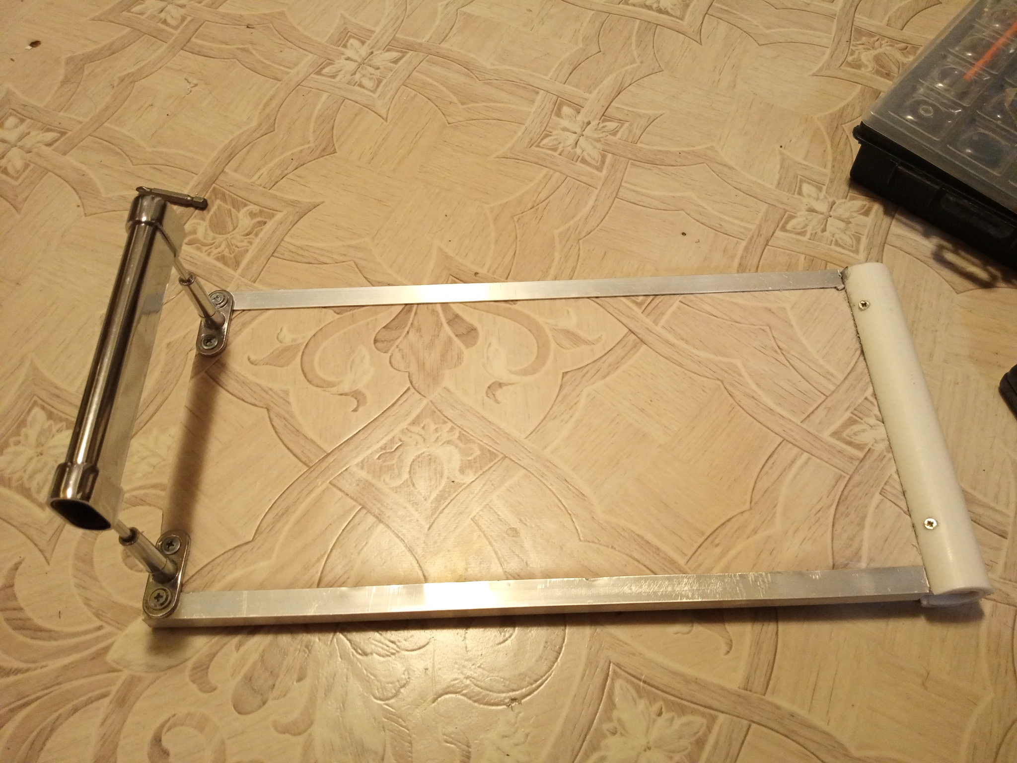 Фанера 8мм, линолеум, ПВХ-труба, алюминиевый профиль, мебельная труба.