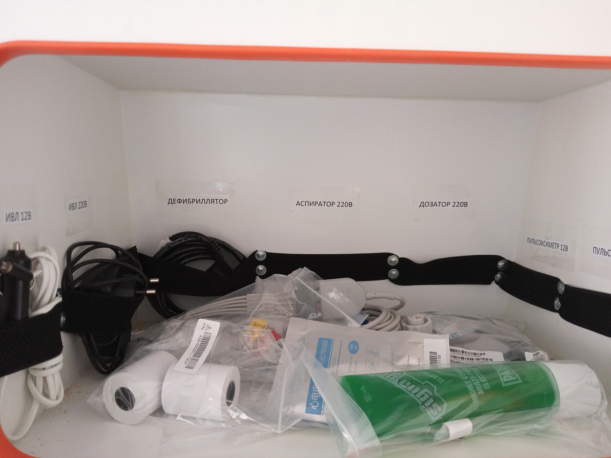 К каждой единице медтехники прилагается шнур питания либо зарядное устройство. Часто по два - на 12 и 220 В. Нужно их разместить удобным образом. Поэтому в запирающемся шкафчике крепим эластичную ленту и снабжаем ячейки подписями.