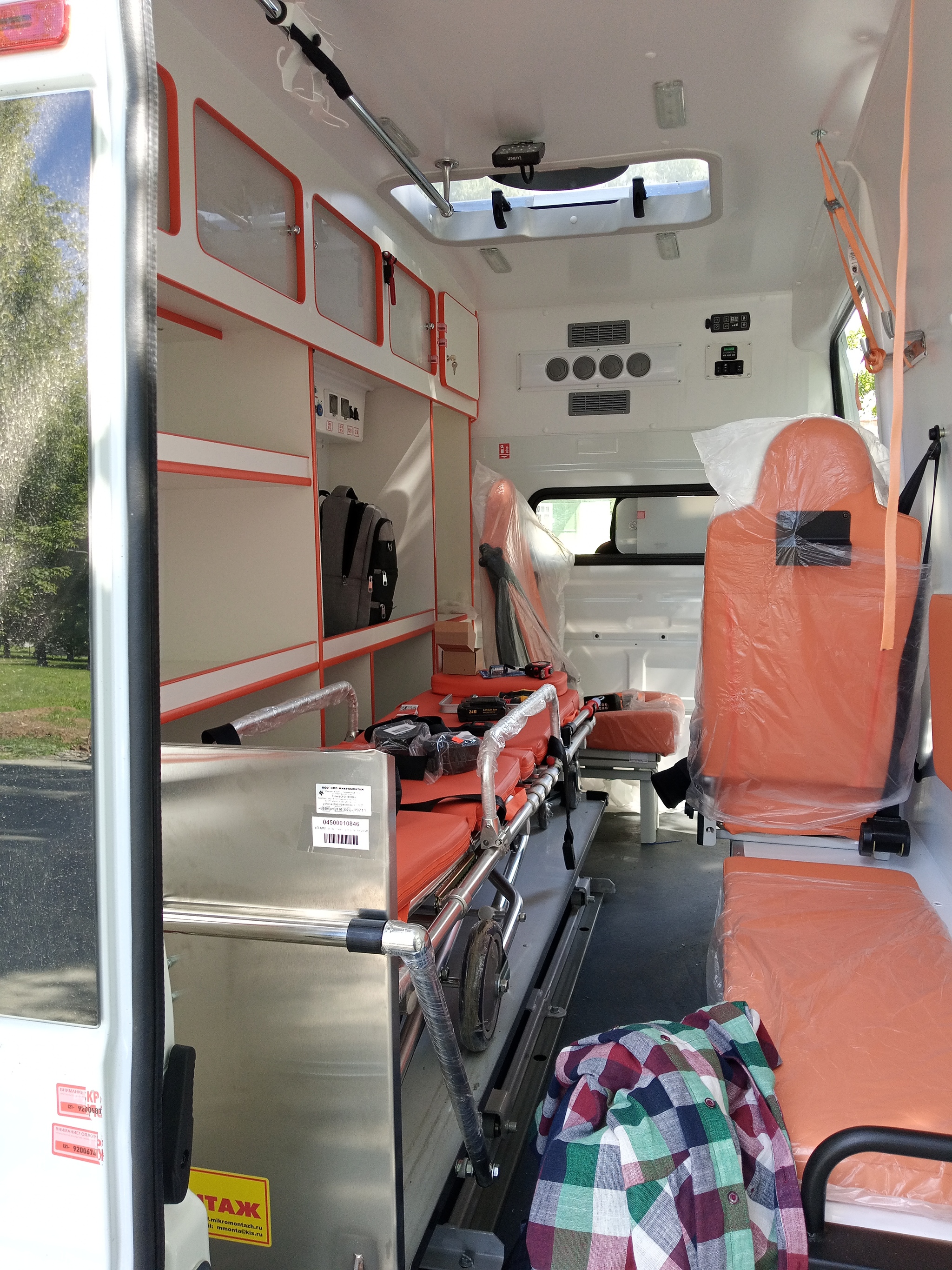 Вид со стороны задних дверей.