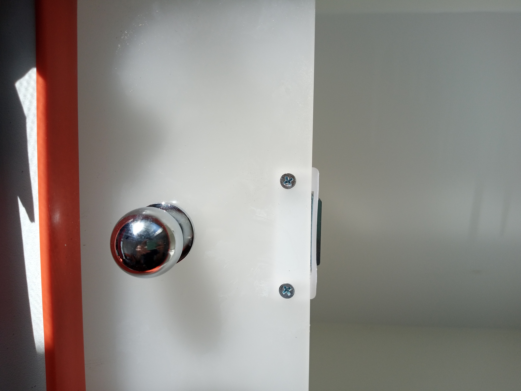 Магнитные замки верхних шкафчиков. Главная "болезнь" - от тряски развинчиваются, разваливаются и теряются. Каждый - снять и прикрутить заново с фиксатором резьбы.