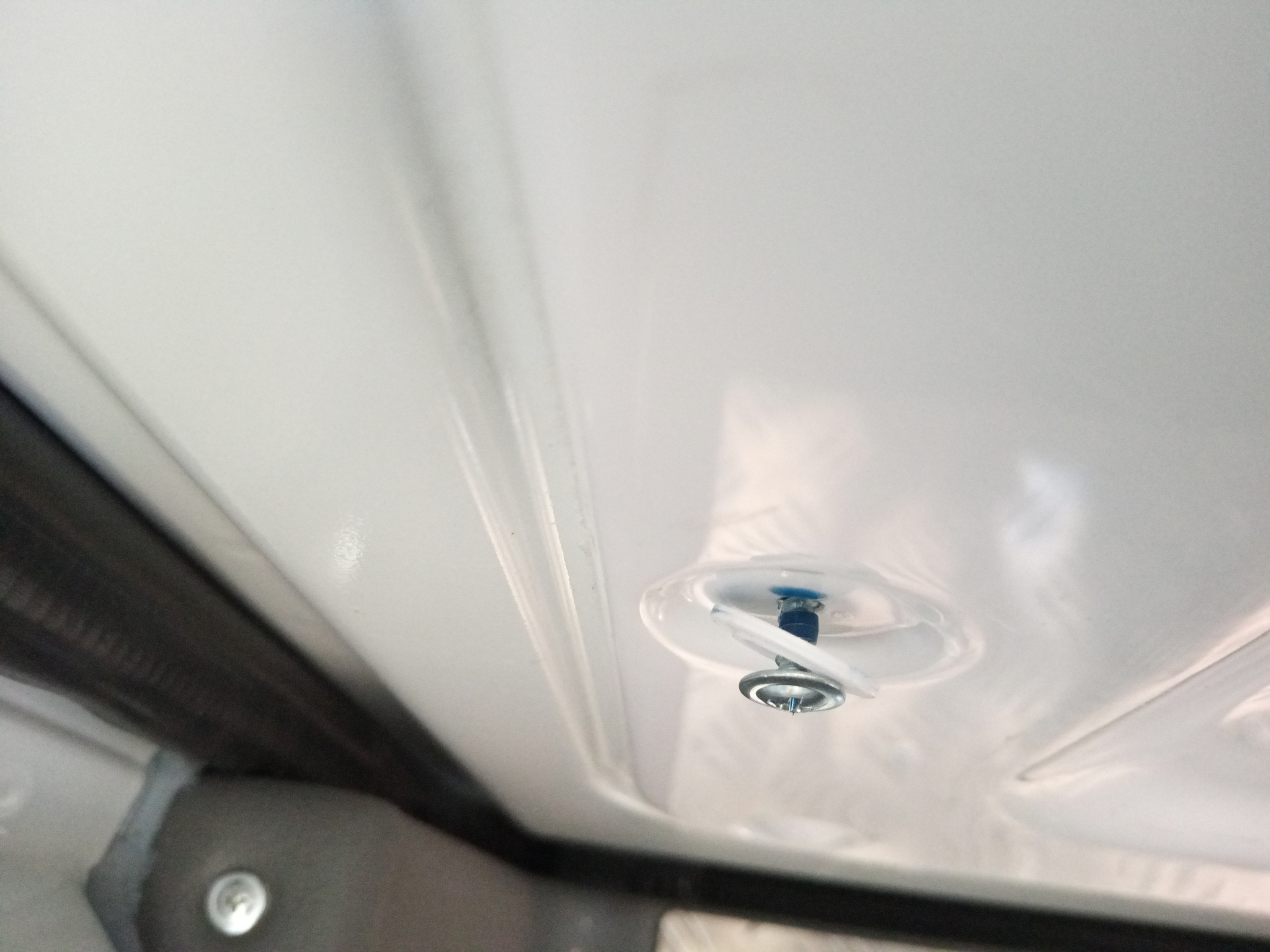 Такая же проблема с шурупами, держащими внутреннюю панель боковой двери. Лечение - то же.