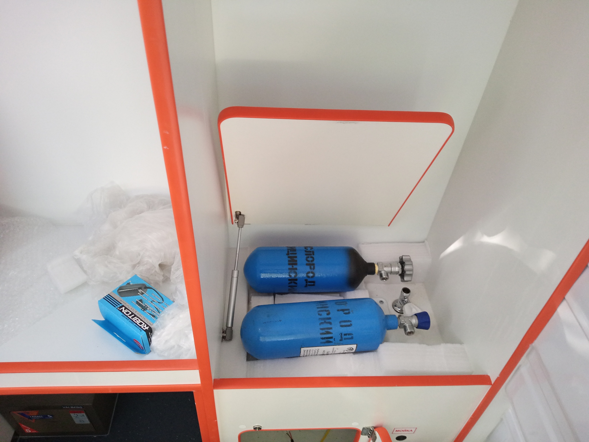 Готовим место для запасных кислородных баллонов.