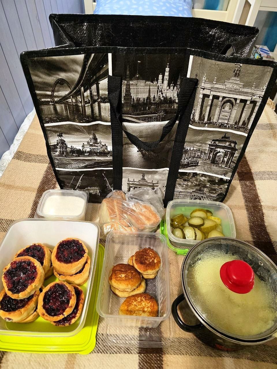 С человека стоит около 500 рублей. Еды хватает на два дня.